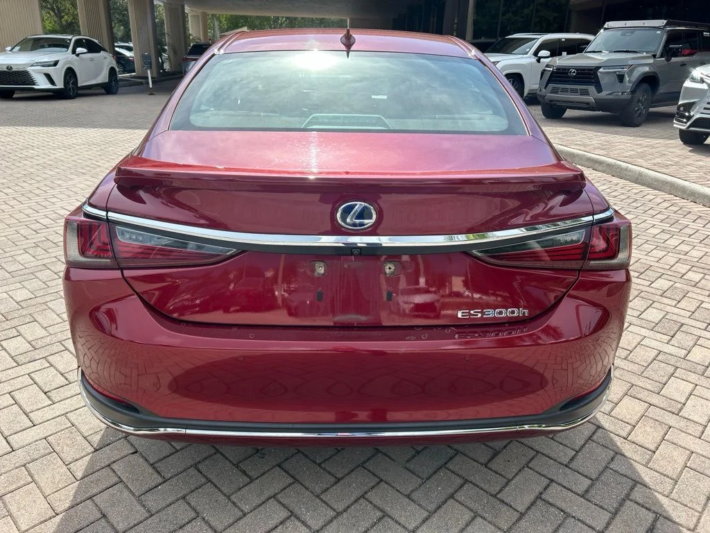Used 2019 Red Lexus 300h image 4