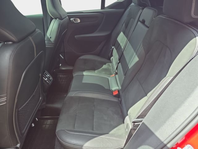 Used 2019 Red Volvo R-Design image 17