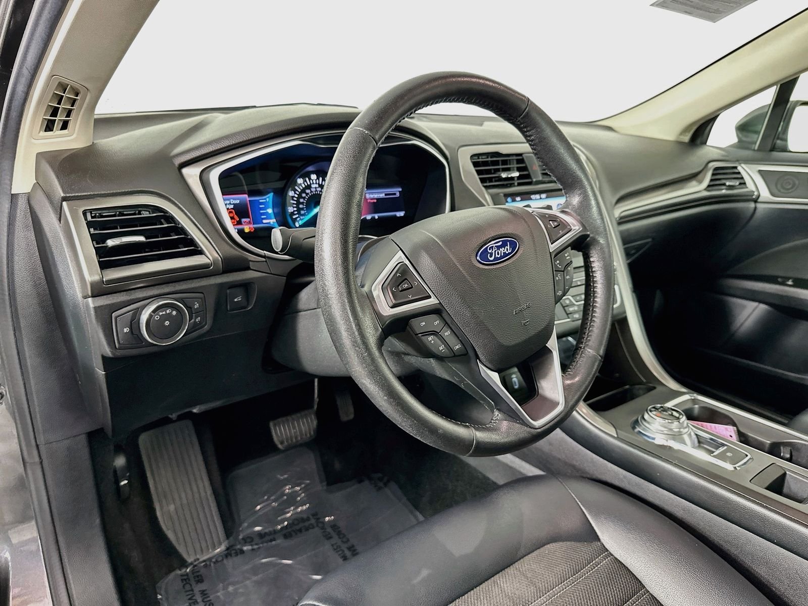 Used 2017 Magnetic Ford SE image 10