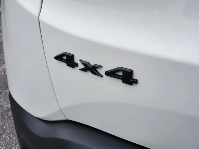 Used 2020 Alpine White Clearcoat Jeep Altitude image 29