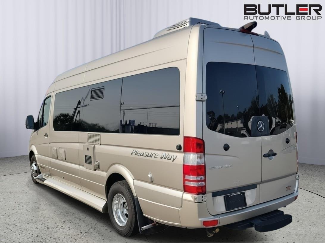 Used 2017  Mercedes-Benz 3500 HIGH ROOF V6 image 2