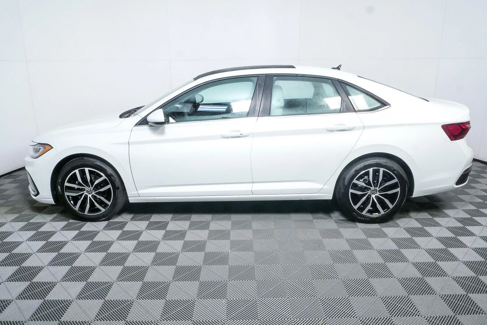 New 2027 Opal White Pearl Volkswagen SE image 30