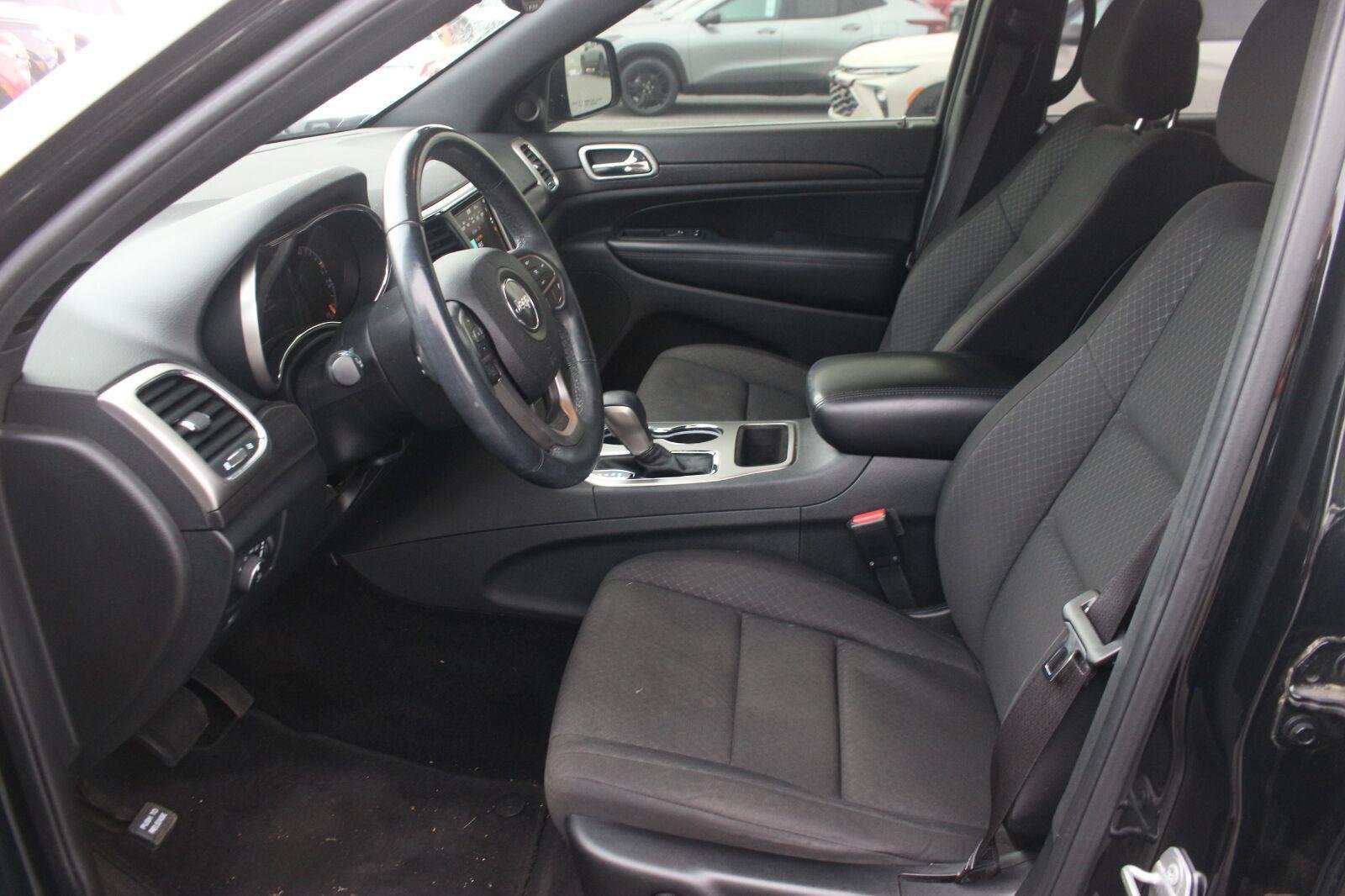Used 2018  Jeep Laredo E image 13