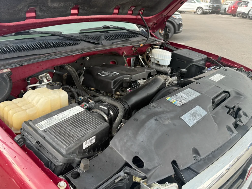 Used 2005 Maroon GMC SLT image 25
