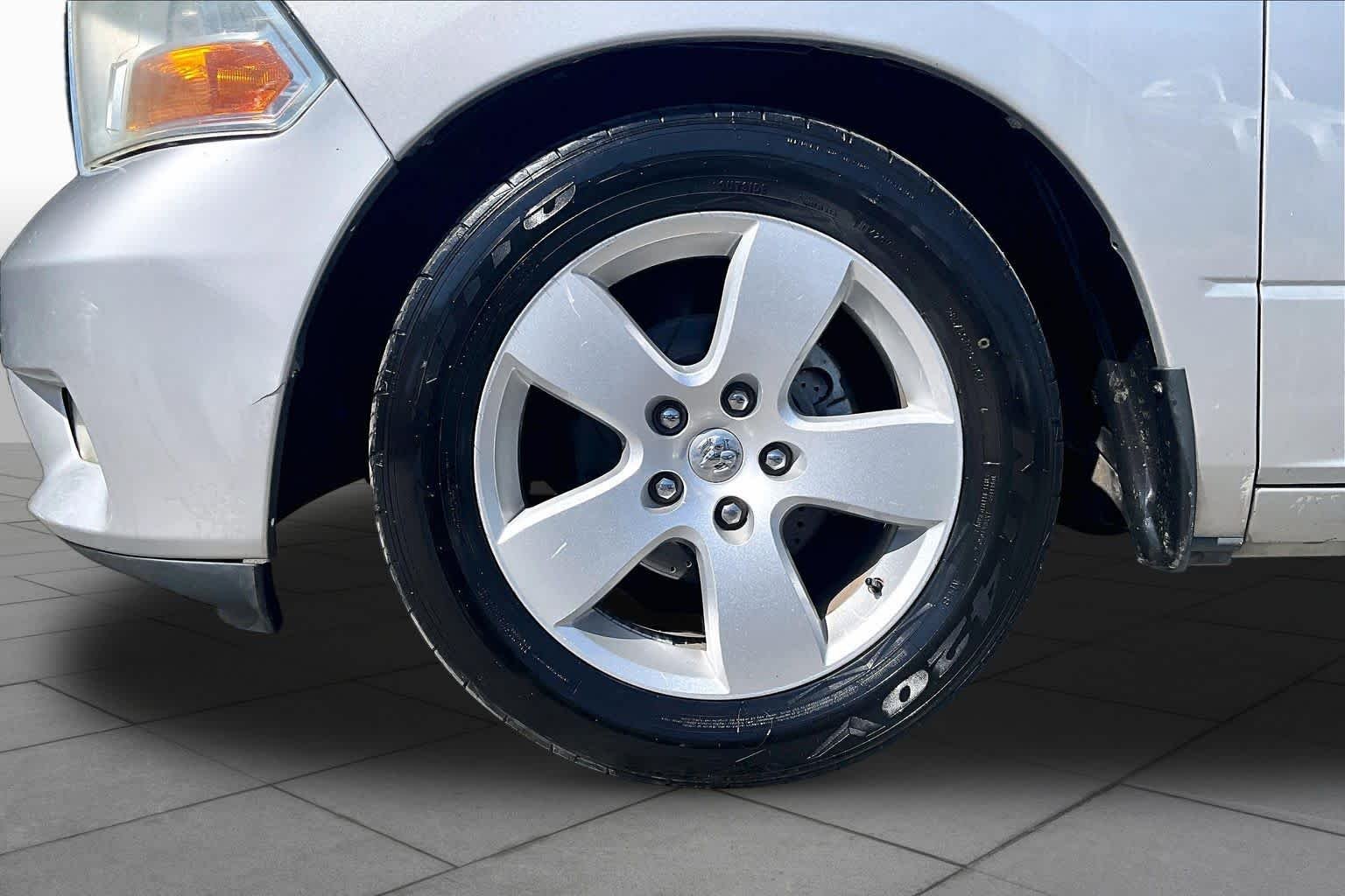 Used 2011 Bright Silver Metallic Ram SLT image 10