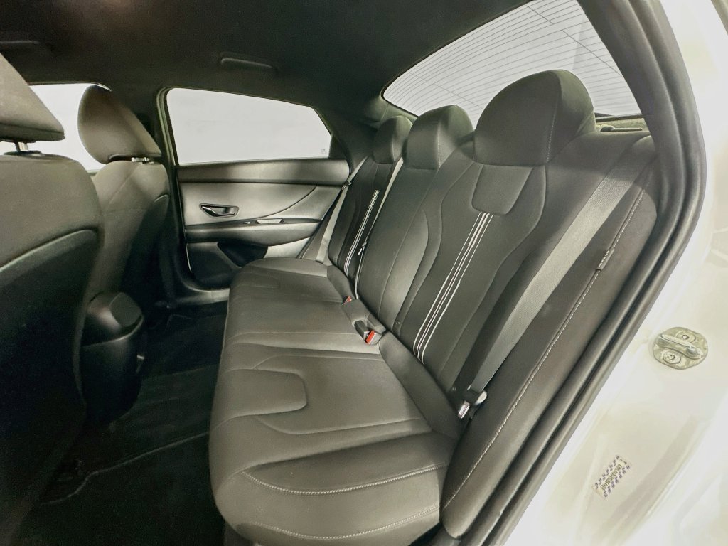 Used 2025 White Hyundai SEL Sport image 23