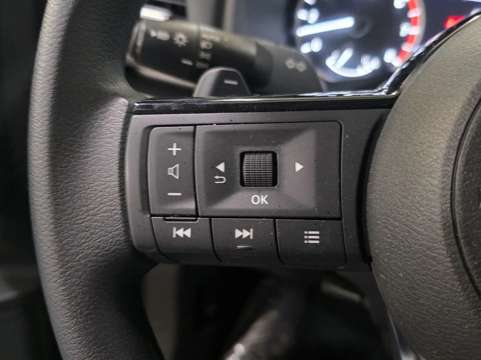 2023 Nissan Rogue SV - Photo 35