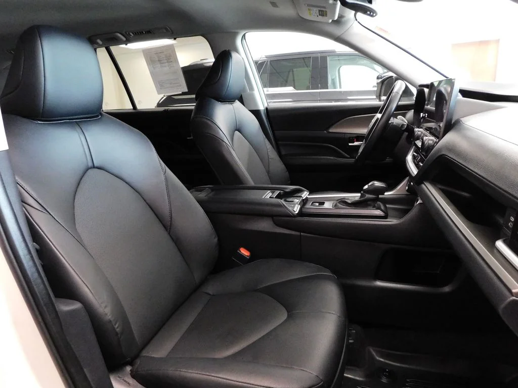 Used 2024 Cream Toyota XLE image 59
