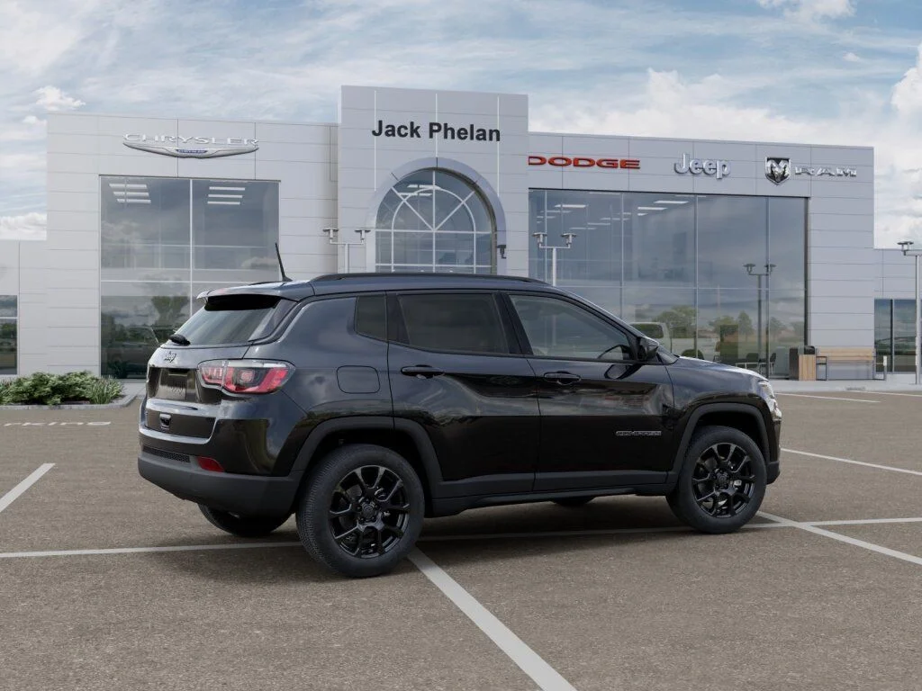 New 2026 Diamond Black Crystal Pearl-Coat Exterior Paint Jeep Latitude image 4