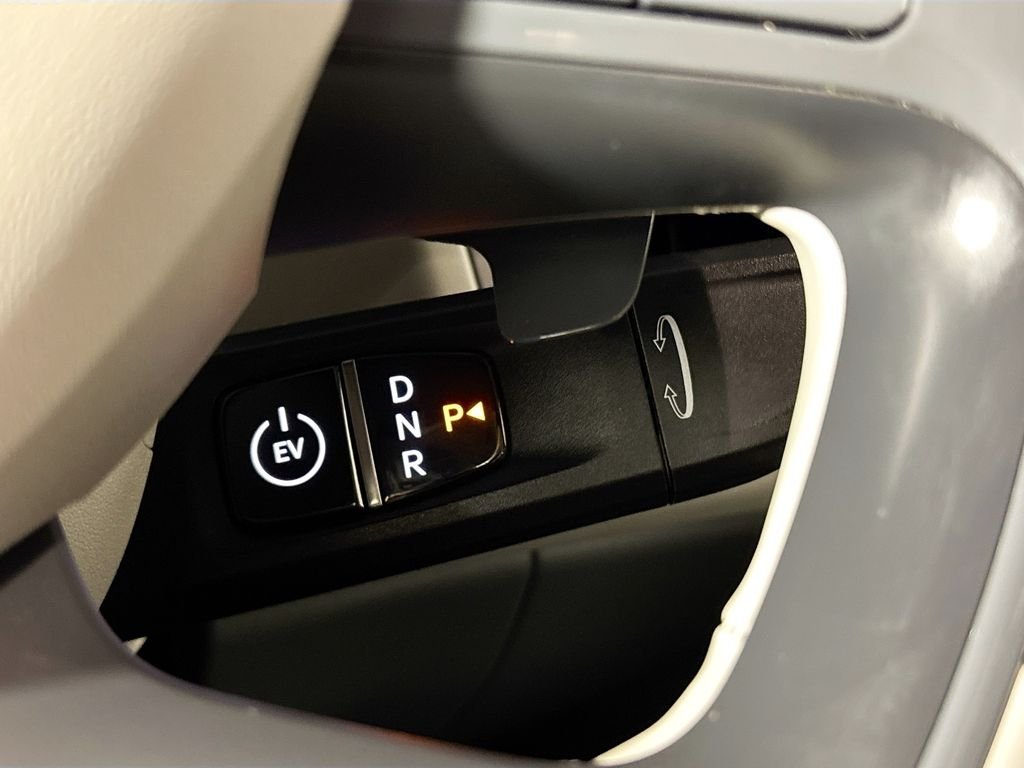 Used 2024 White Kia Wind image 18