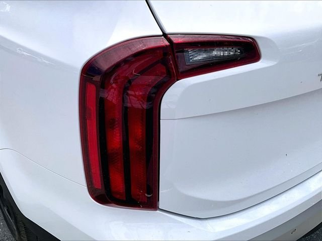 Used 2023 White Kia S image 32