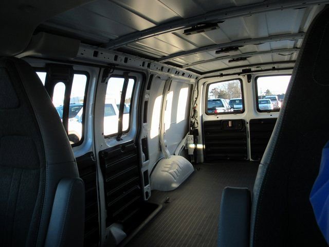 2025 GMC Savana Cargo Work Van - Photo 18