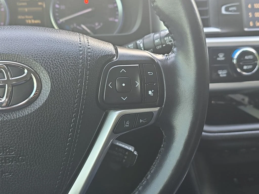 Used 2019 White Toyota SE image 22