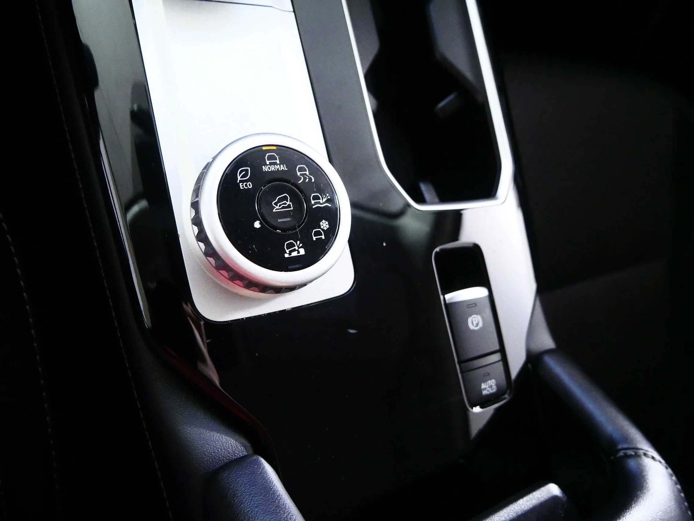 Used 2025 Red Diamond Mitsubishi ES image 31