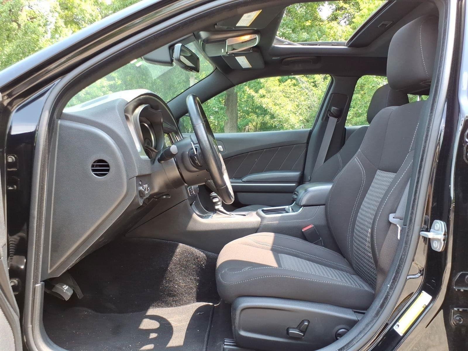 Used 2022 Pitch Black Clearcoat Dodge SXT image 15