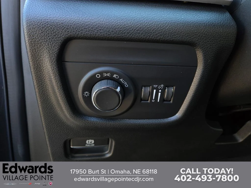 New 2026 Baltic Gray Metallic Clear-Coat Exterior Paint Jeep Altitude image 11