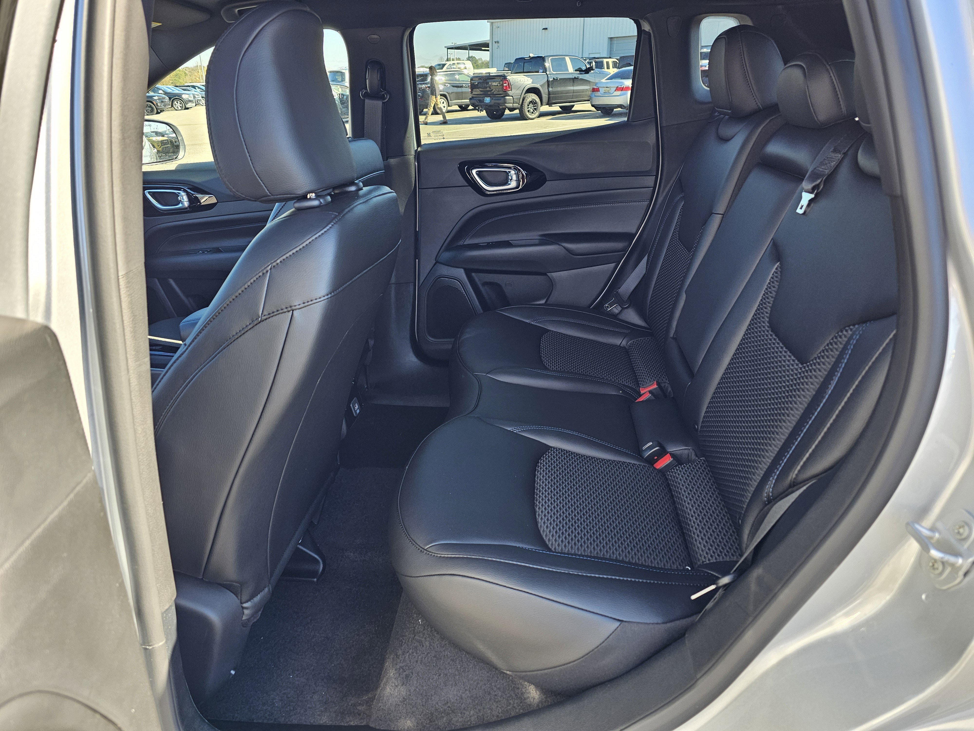 New 2026 Silver Zynith Metallic Clearcoat Jeep Latitude Altitude image 30