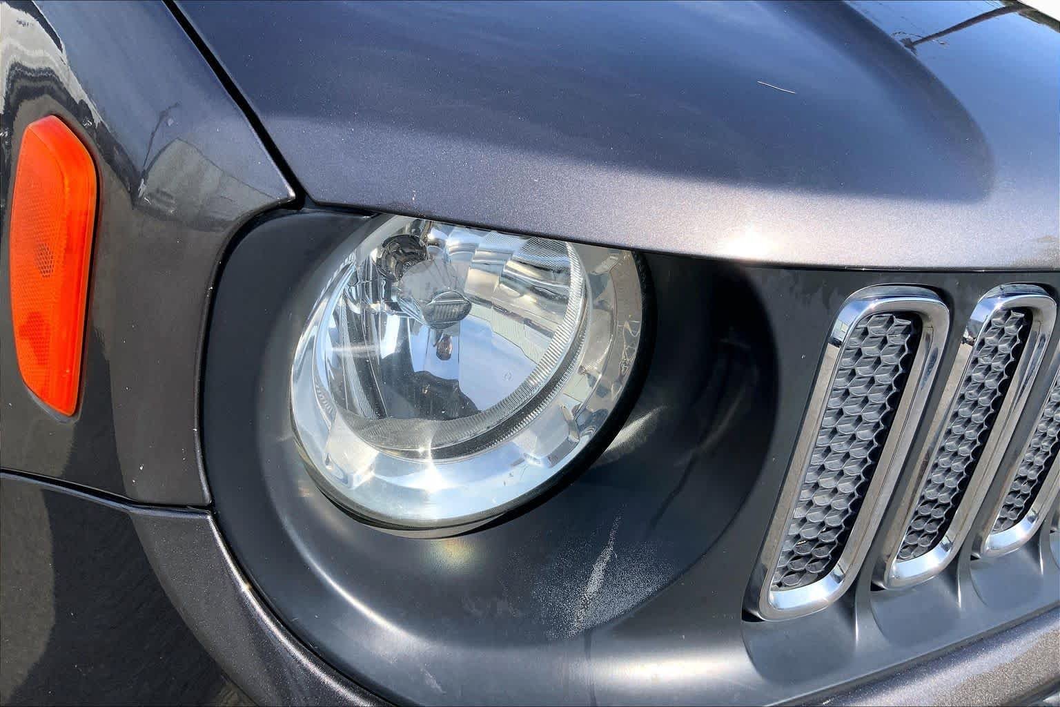 Used 2018 Granite Crystal Metallic Clearcoat Jeep Latitude image 28