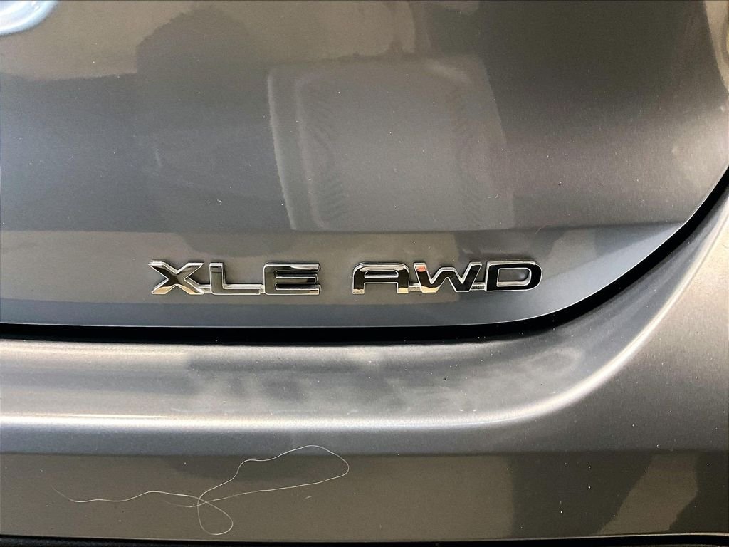 Used 2020  Toyota XLE image 30