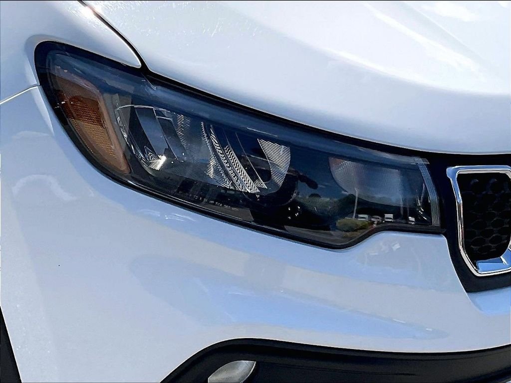 Used 2024 White Jeep Latitude image 32