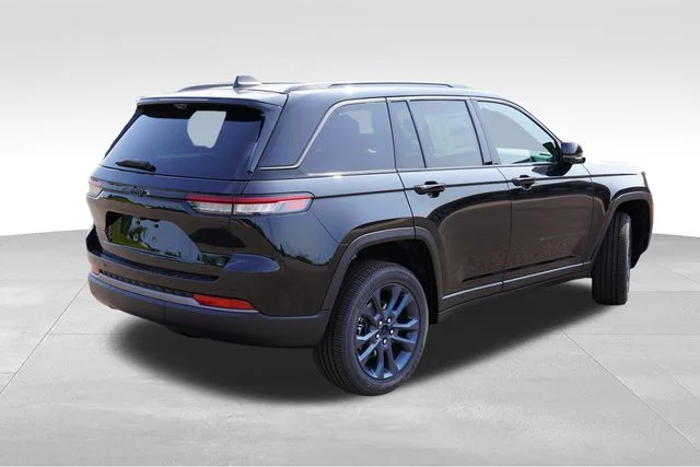 New 2026 Diamond Black Crystal Pearl-Coat Exterior Paint Jeep Limited image 3