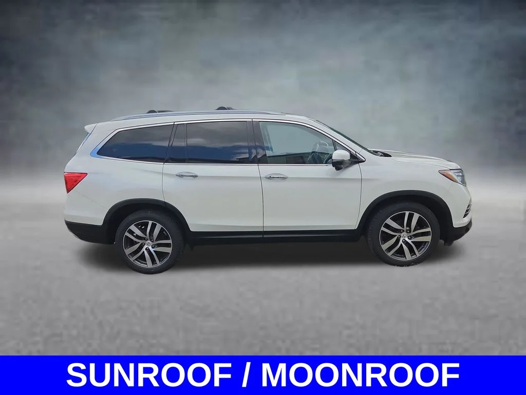 Used 2016 White Honda Touring image 4