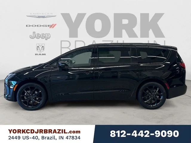 New 2027 Diamond Black Crystal Pearl-Coat Exterior Paint Chrysler Limited image 2