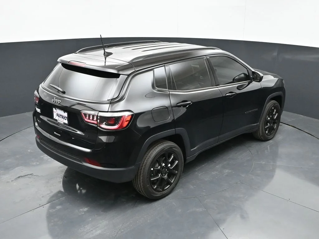 New 2026 Diamond Black Crystal Pearl-Coat Exterior Paint Jeep Latitude image 34