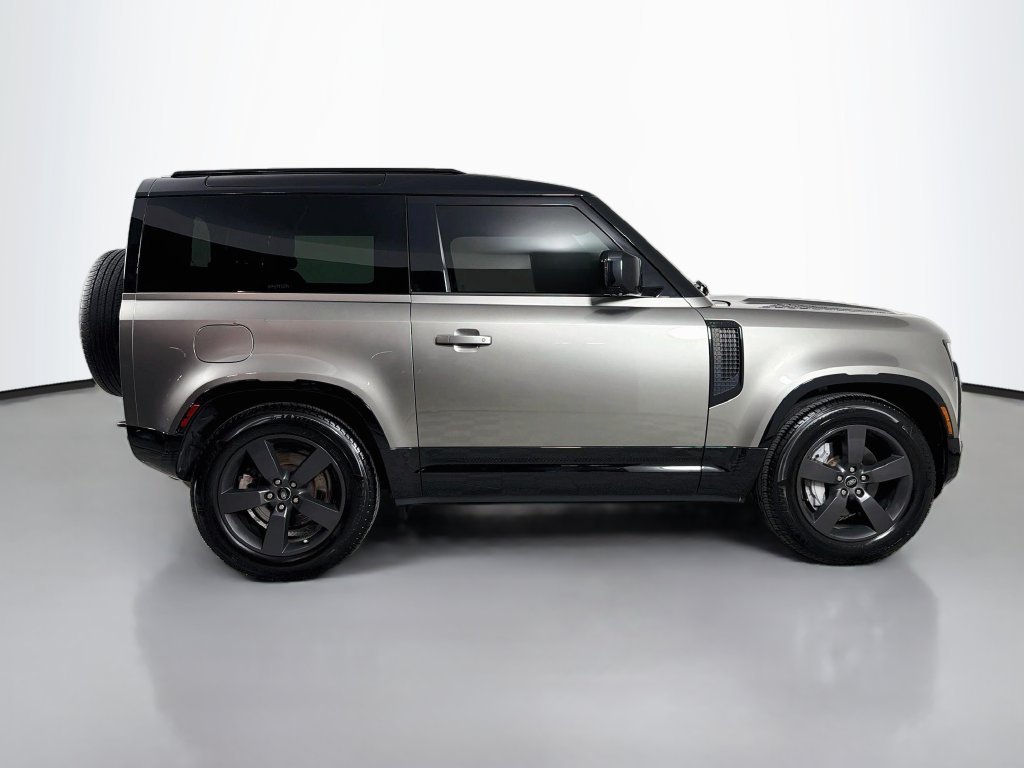 Used 2022 Gold Land Rover X-Dynamic S image 4