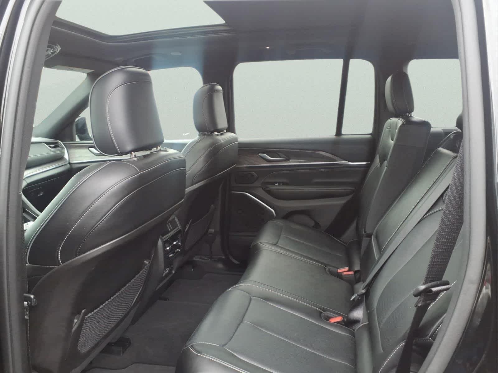 Used 2023 Diamond Black Crystal Pearlcoat Jeep Overland image 12