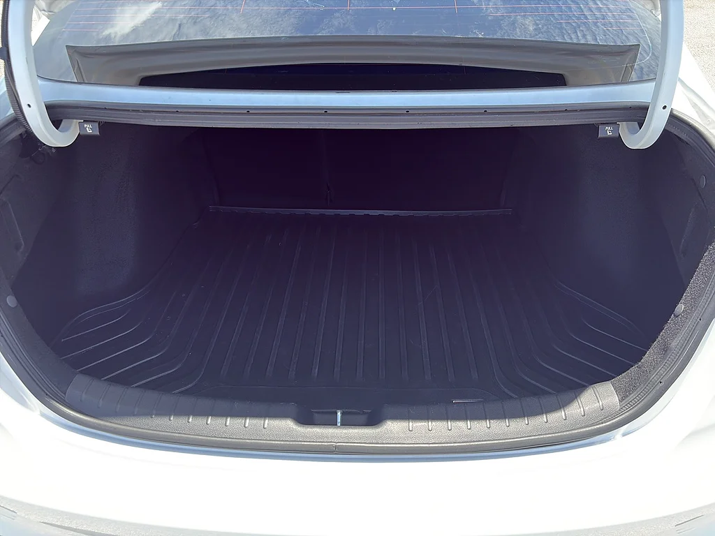 Used 2023 Snow White Pearl Kia  image 18