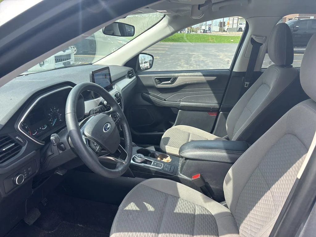 Used 2022 Silver Metallic Ford SE image 9