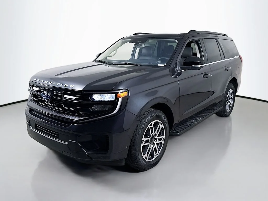 Used 2025 Dark Matter Gray Metallic Ford Active image 9