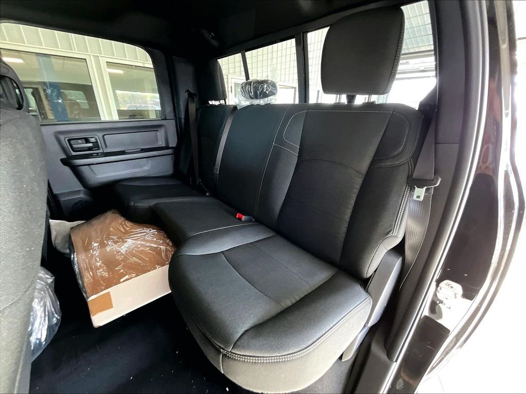 New 2026 Diamond Black Crystal Pearl-Coat Exterior Paint RAM Tradesman image 15