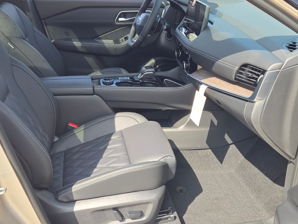 New 2026 Champagne Silver Metallic / Super Black Two-tone Nissan Platinum image 5
