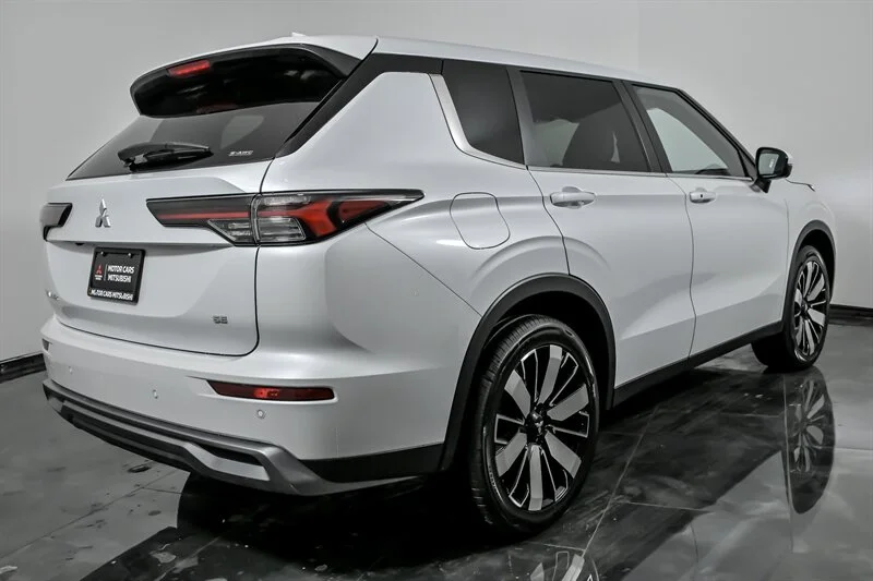 New 2026 WHITE Mitsubishi SE image 8