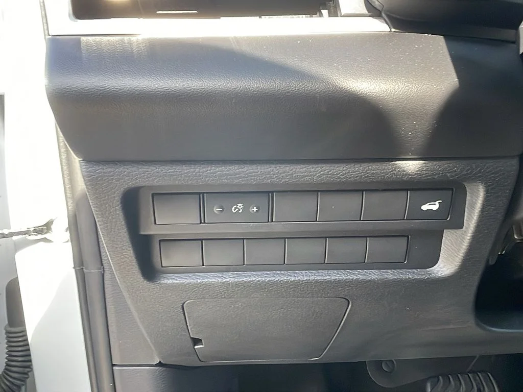 Used 2024 Silver Mitsubishi SE image 19