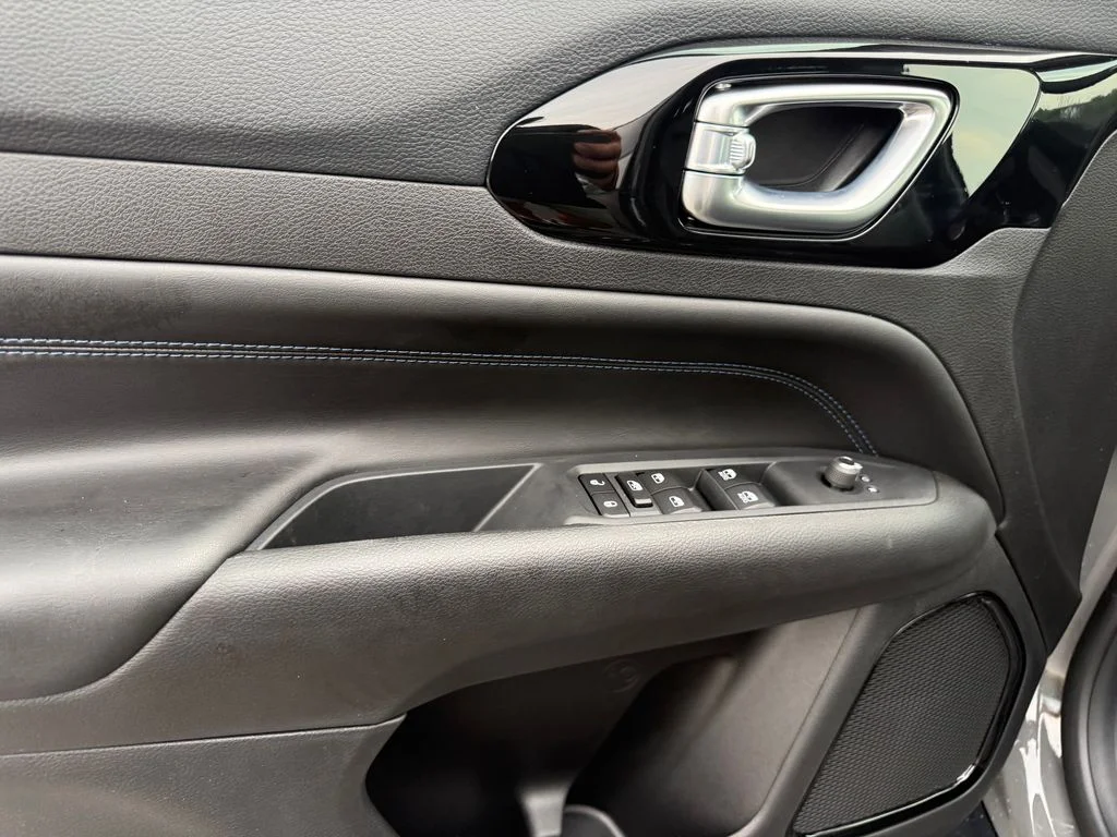 New 2026 Sting-Gray Clearcoat Jeep Latitude image 5