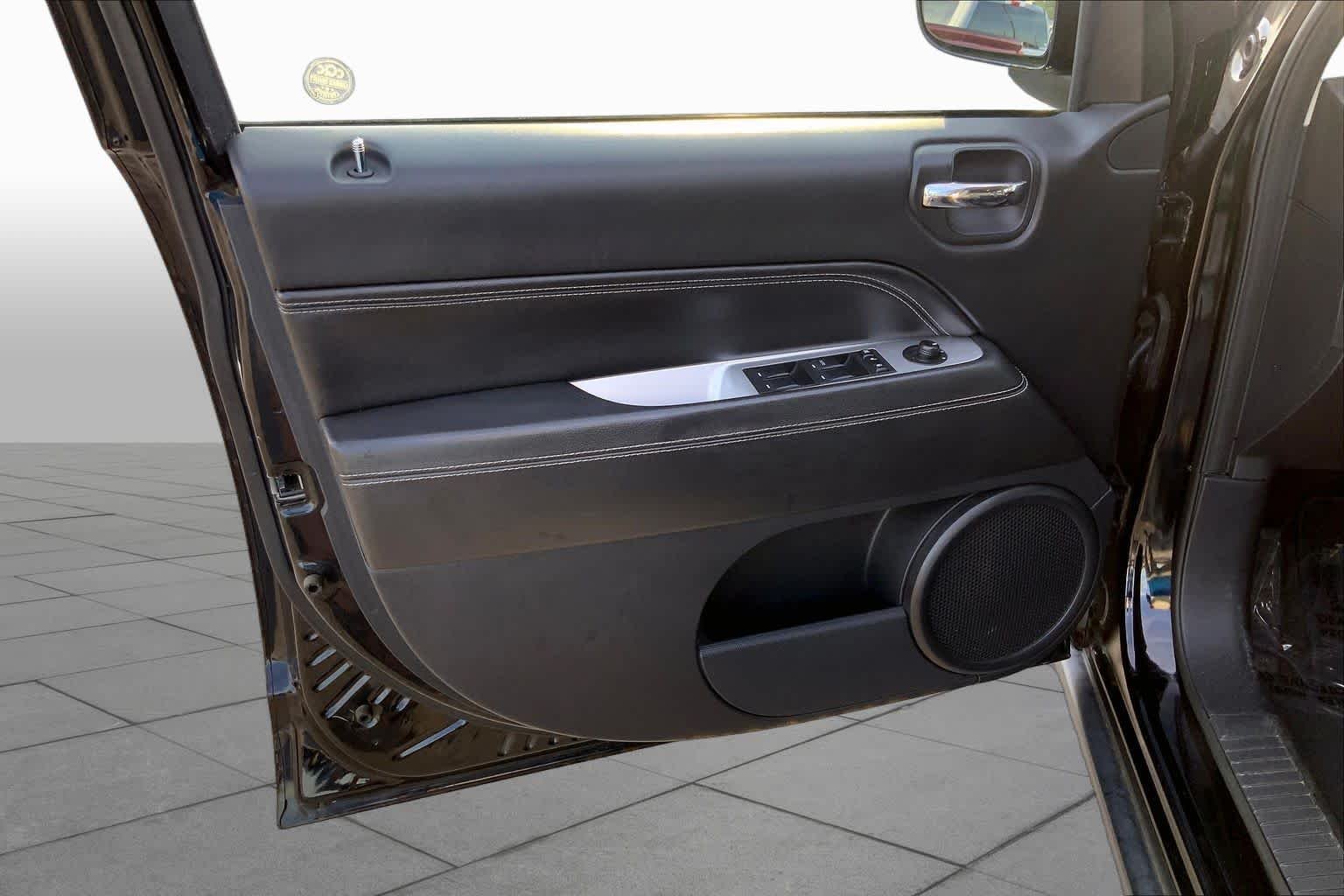 Used 2016 Black Clearcoat Jeep Latitude image 20