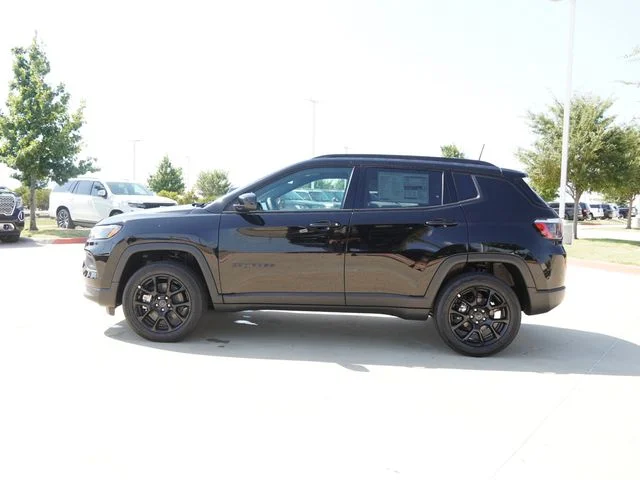New 2026 Diamond Black Crystal Pearl-Coat Exterior Paint Jeep Latitude image 3