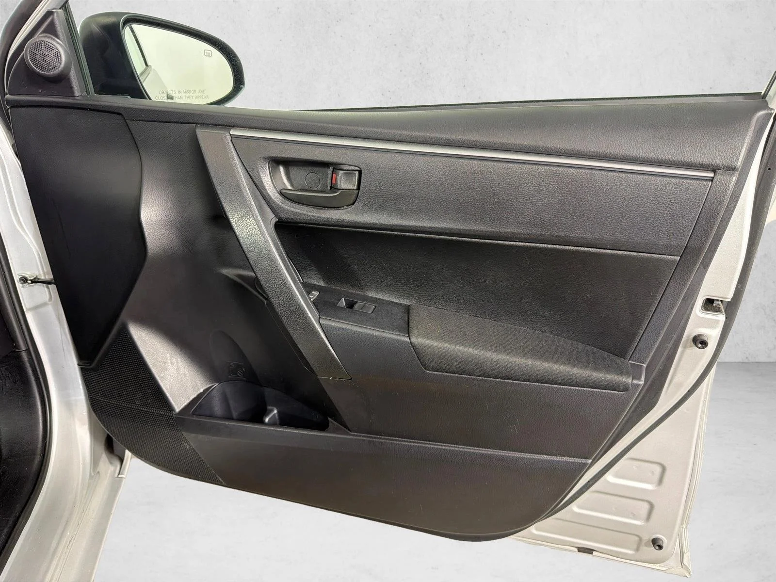 Used 2016 White Toyota L image 14