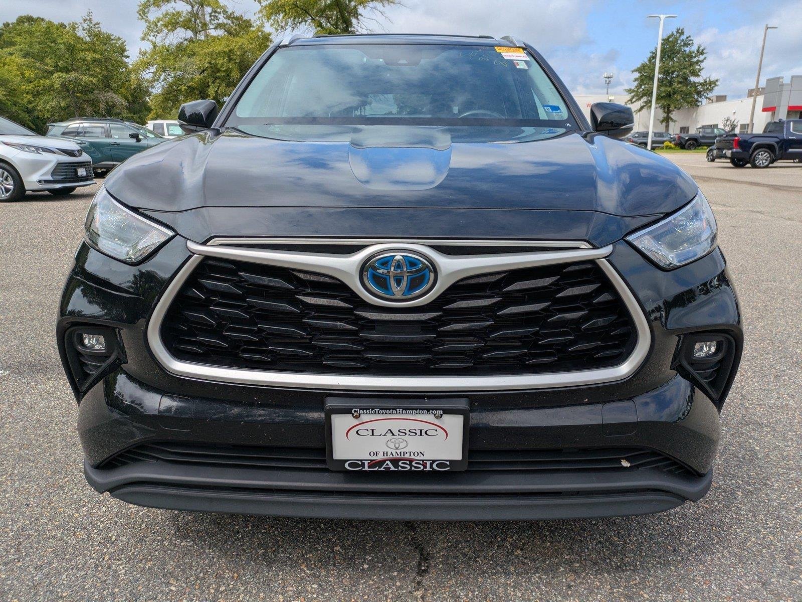 Used 2022 Midnight Black Metallic Toyota Hybrid XLE image 9