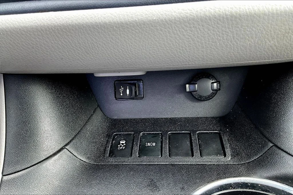 Used 2015 Predawn Gray Mica Toyota XLE V6 image 18