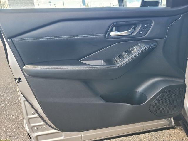 Used 2025 Gold Nissan SL image 18