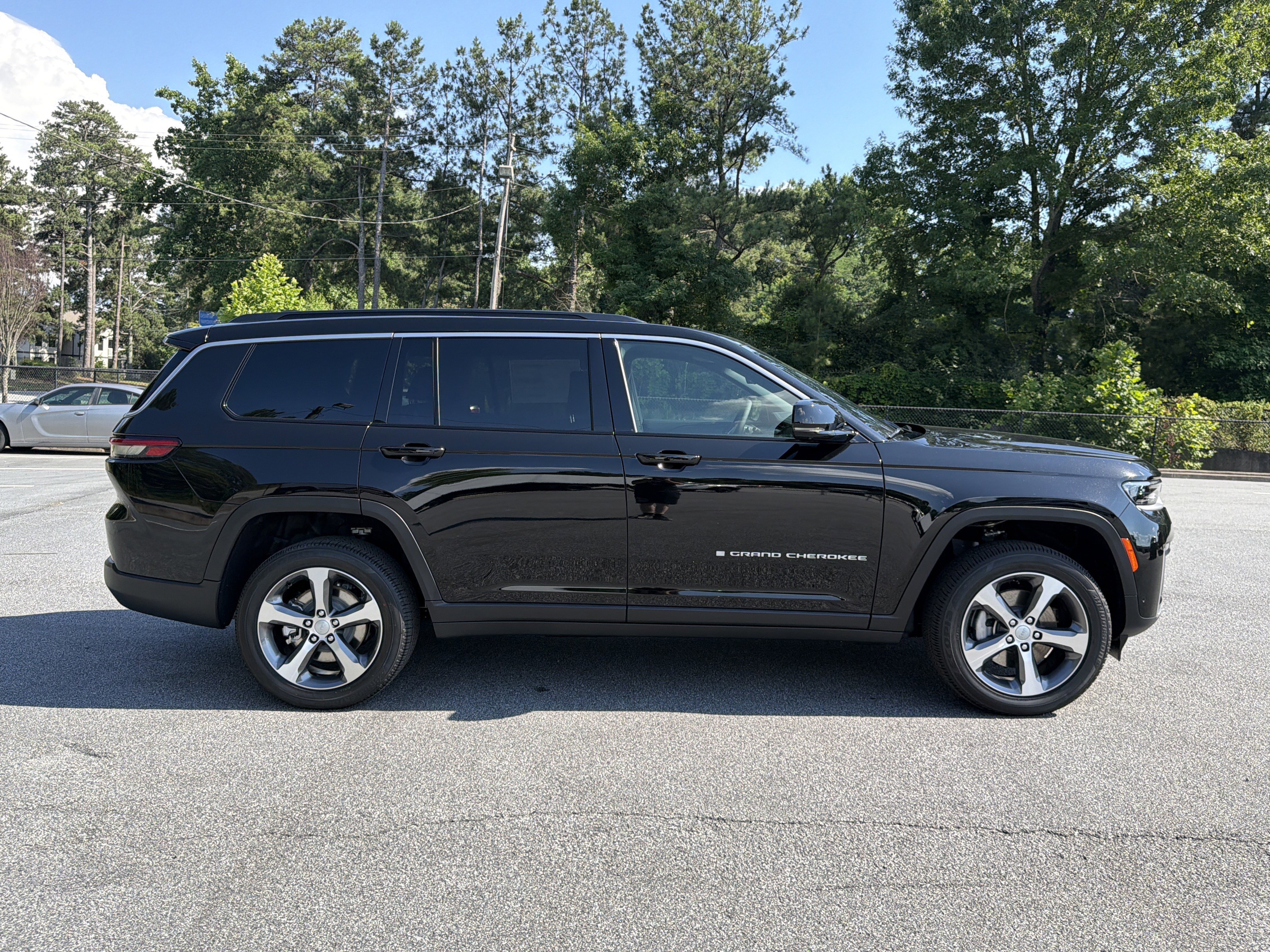 New 2026 Diamond Black Crystal Pearlcoat Jeep Limited image 9