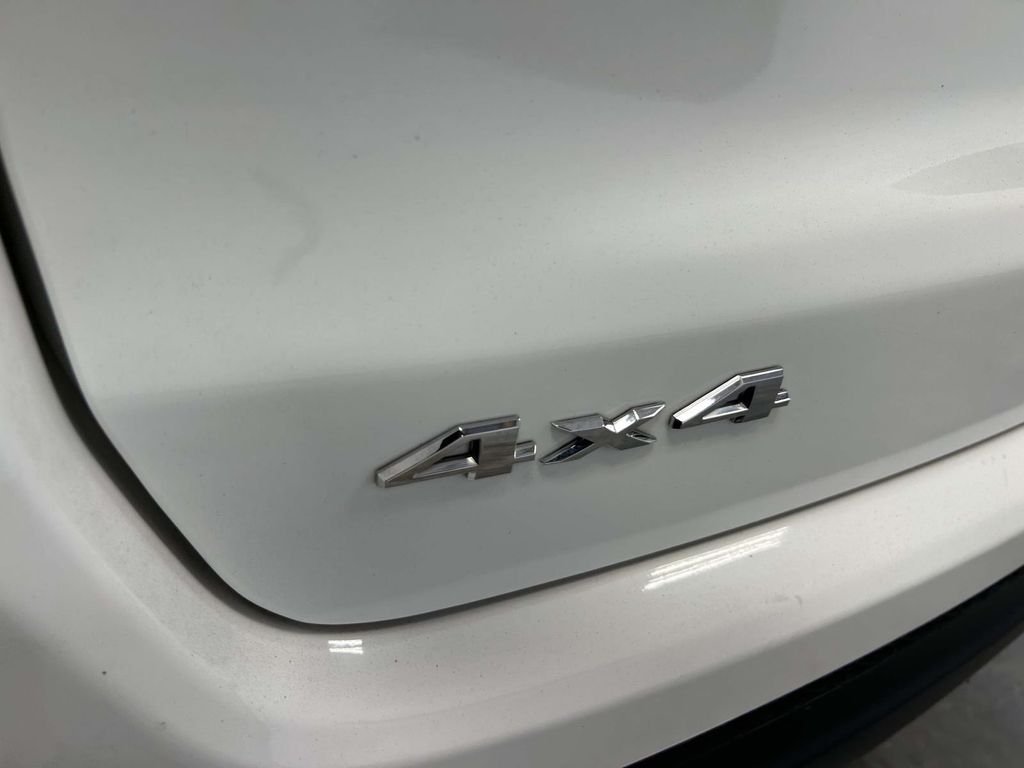 Used 2024 White Jeep Latitude image 9