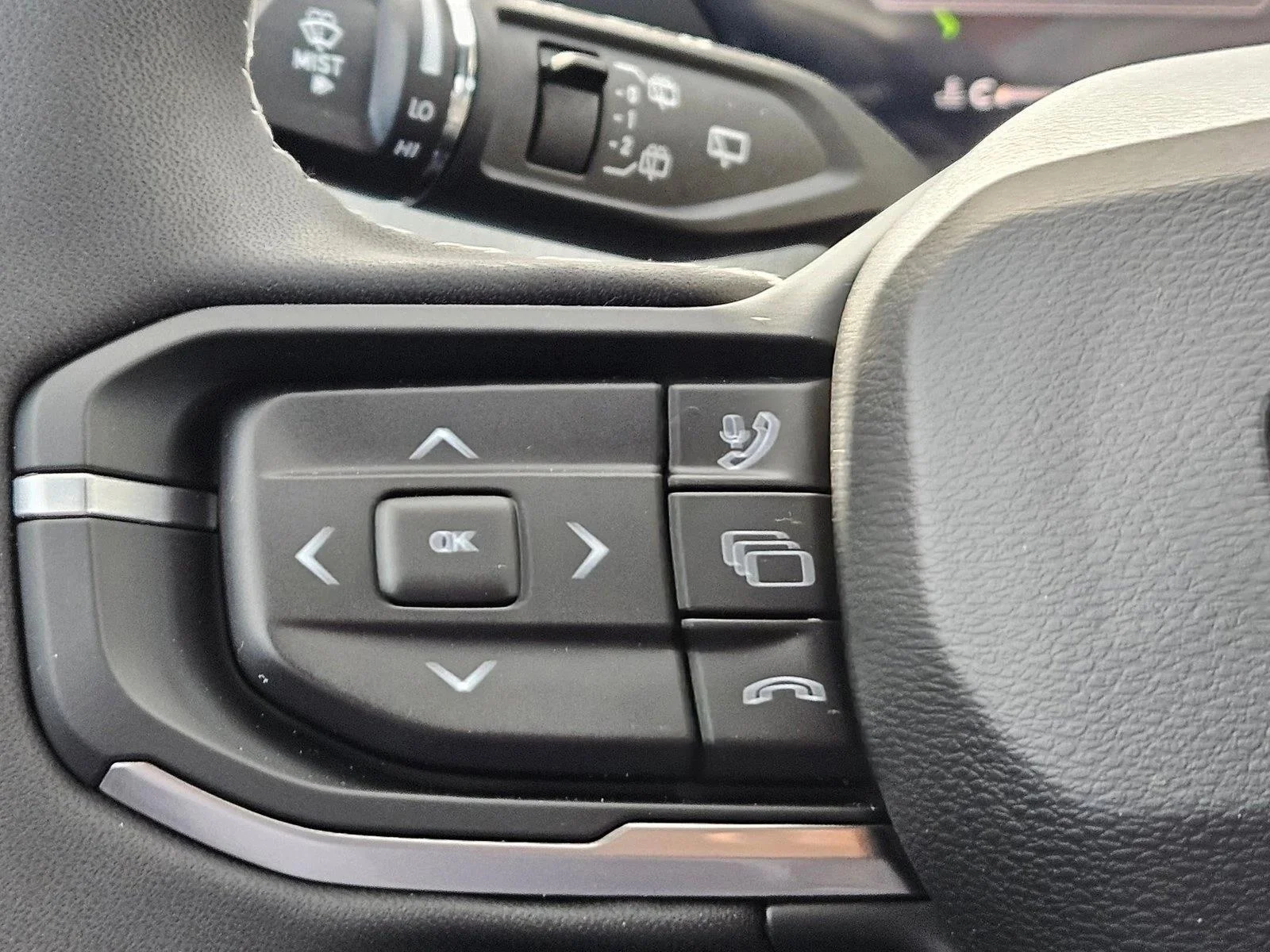 New 2026 Diamond Black Crystal Pearlcoat Jeep Laredo image 17