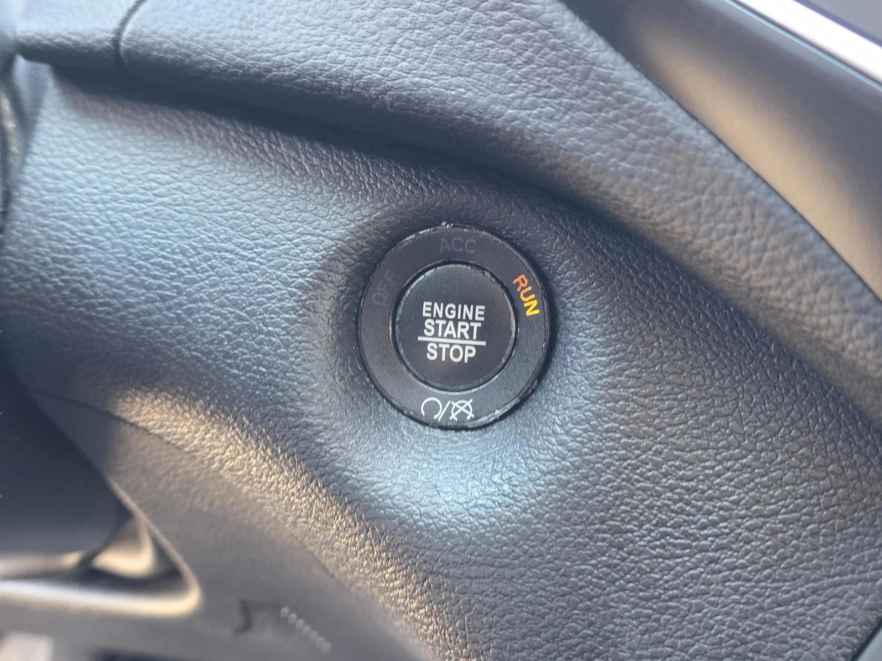 Used 2019 Diamond Black Crystal Pearlcoat Jeep Latitude Plus image 31