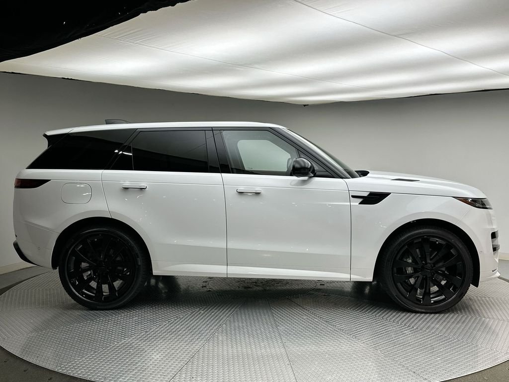 New 2026 Fuji White Land Rover Dynamic SE image 4