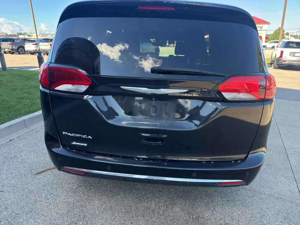 Used 2018 Brilliant Black Crystal Pearlcoat Chrysler Touring L Plus image 6